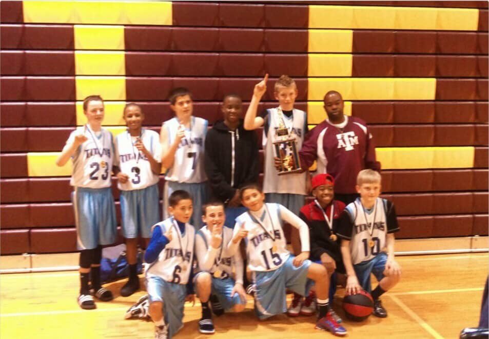 RichieCeballes's tweet image. Don’t sleep on coach @udy11 there’s some big time kids in this pic, every single one of them! 💰 📚 🏀 🏈 💦 @noahmartinez01 @big_bmoney_1 @RaWarren30 @Moses_Martinez_ @DerrianReed3 @mitch_e_mitch @m2hki @Bball_CO @PrepHoopsCO