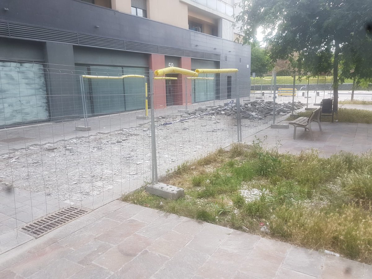 Volpelleres's tweet photo. ULLS DEL BARRI 👀| Comencen a finalitzar algunes de les moltes promocions que tenim en marxa al barri, i s'han de netejar i reposar les parts i els elements urbans afectats per l'obra. 👍 https://t.co/xlciaP74FM