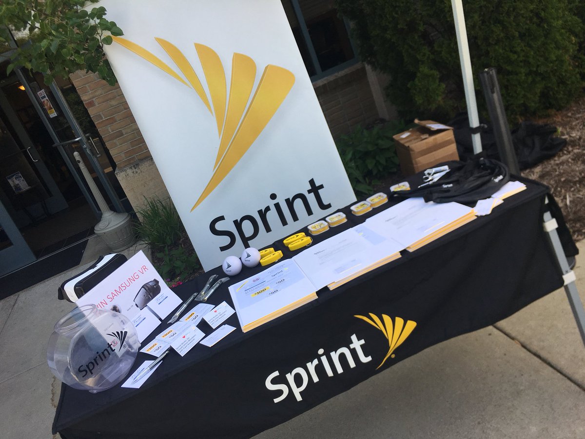 sprint_411's tweet photo. Come join us at the#BirminghamBloomfieldCreditUnion member appreciation event @sprintbusiness @alphaconnected @andyvanderveen @bbcreditunion https://t.co/yG3Vqleit9