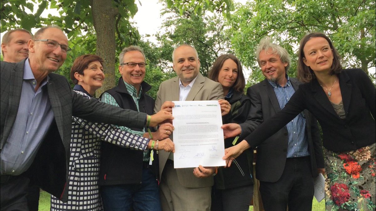 pannatura's tweet photo. Pannatura-Geschäftsführer Matthias Grün: „Esterhazy ist ein Leitbetrieb und mit den #Biofeldtagen wollen wir zeigen, was mit Bio-Landbau alles möglich ist." @fiblorg https://t.co/5xkVhxR01r @ORFBurgenland https://t.co/0FLv0TcYEH