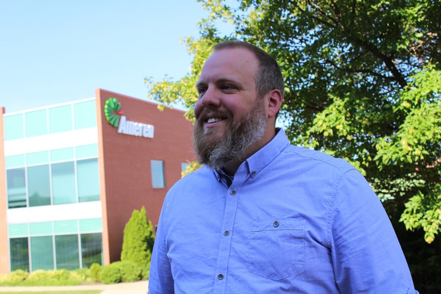 UIResearchPark's tweet photo. Chatted w/ Owen Doyle who's been w/ @AmerenCorp 10yrs. Now he's managing a dozen or more interns at Ameren's Innovation Center. See his interview on why Champaign &amp; how #UIRP makes Ameren stronger: https://t.co/JYkSjTXbBi 
#YoureWelcomeCU #WorkAtUIRP #FulltimeFriday #smartgrid https://t.co/dKqZlj0ymQ