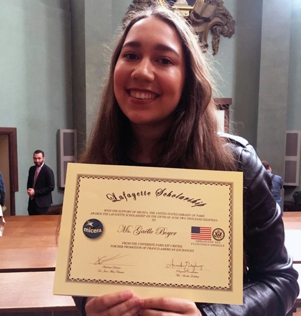 UPECactus's tweet photo. Félicitations à Gaëlle, étudiante en L2 AEI International Business et lauréate 2018 d'une #BourseLafayette qui lui permettra de financer son futur séjour d’études #MICEFA à @SDSU 🌎💰🇺🇸 https://t.co/6h5mMBBrm8 https://t.co/0gTxmquG58
