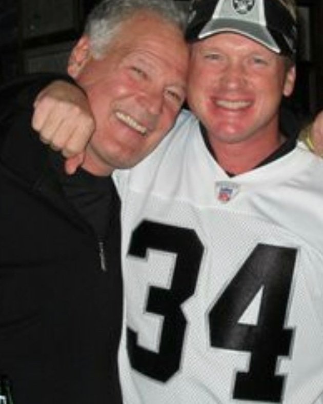 realjamespat's tweet photo. Oakland Raiders great Phil Villapiano has a laugh with head coach Jon Gruden.

#Raiders #oakland #oaklandraiders #RaiderNation #ESPN #NFL #PhilVillapiano #philvforhof https://t.co/nR3YQMVZmC