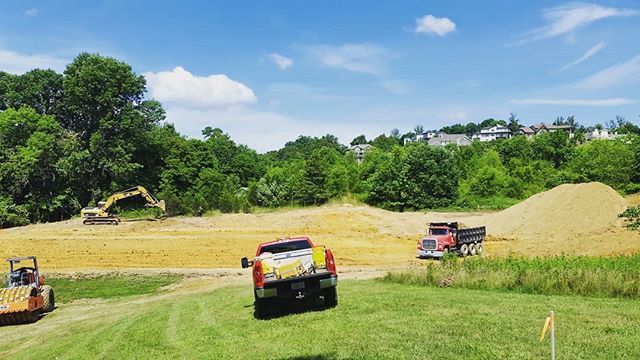 Blackthorn_Club's tweet photo. The construction crew has made great progress in four days of work. Brush has been cleared and chipped, and now the team is working on moving dirt and grading the site.

#IndoorTennis #BlackthornStrong #Tennis #johnsoncitytn #jonesborough #kingsport #tennessee #construction … https://t.co/eOPWfS7hH1