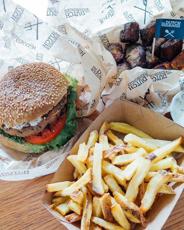 🌿Friday night #vegan snack dinner! 😍 When you don't feel like cooking on a Friday you can always order in because #foodora has lots of #vegan restaurants 🙌 Like @thedutchweedburger where we ordered this happy meal 🍔😋 Perfect start of the weekend 💚 ift.tt/2JGL09Z