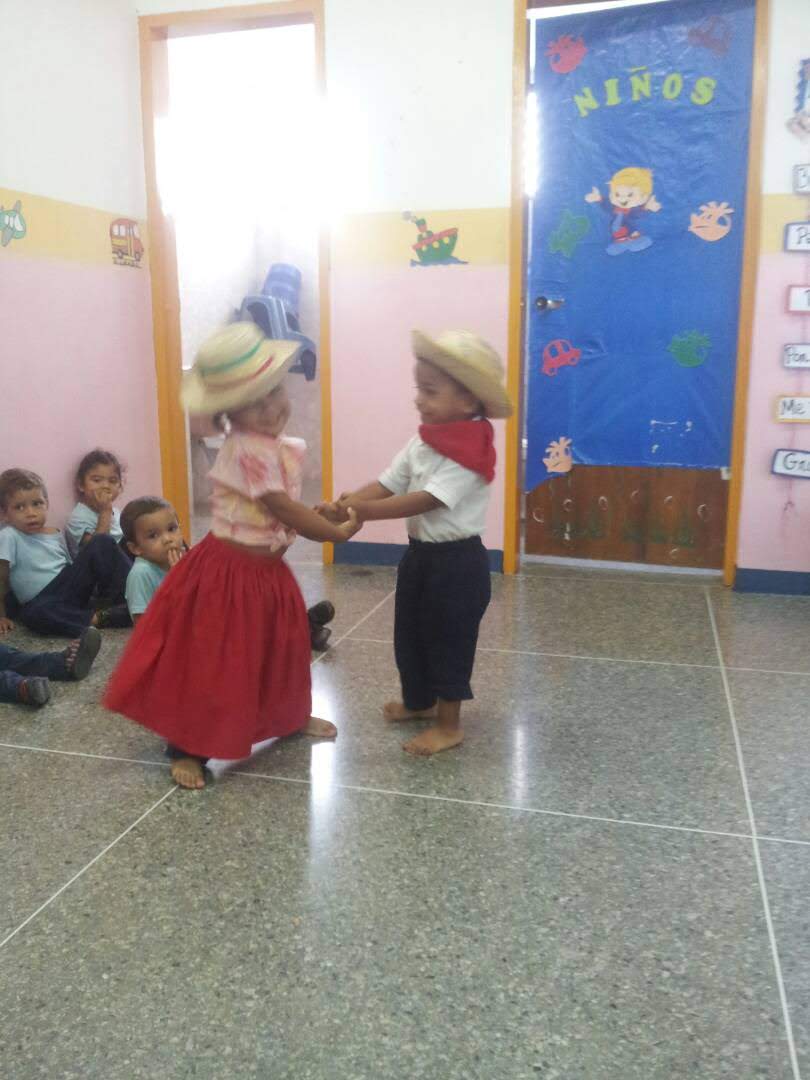 CEI_JacintoL's tweet photo. Así aprenden de la cultura y tradiciones nuestros niños y niñas en el @CEI_JacintoL de la @FNNSimon . #UnNuevoComienzo es la esperanza de una Venezuela que trabaja para ser libre,independiente e incentivo para los pueblos del mundo @NicolasMaduro @magallyvina @oleisa2010 https://t.co/XYWM4CaQKl