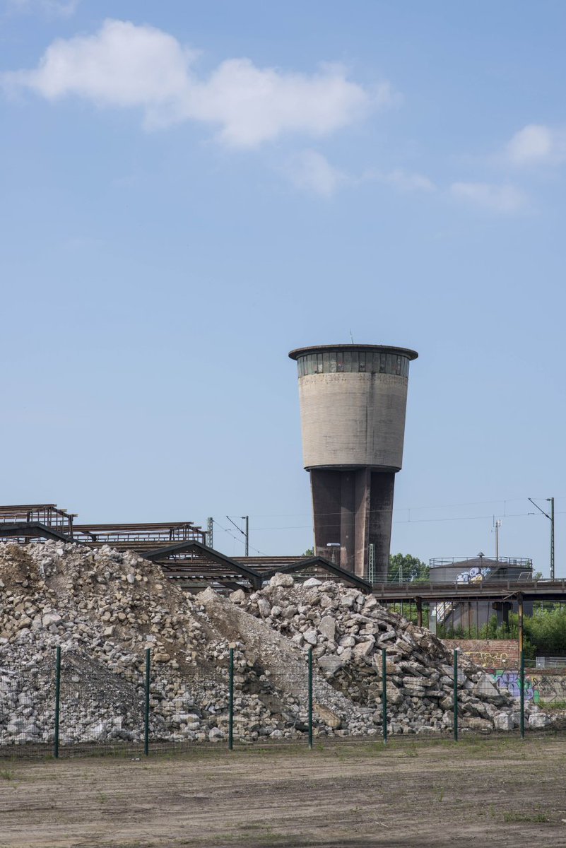 Viel los zur Eröffnung, die Fotoausstellung Stadt-Land-Fluß im Blick von #ChristianKaiser lockte gestern etwa 200 Besucher an. #Altonale: Sa., 16.06. von 12-18 Uhr,  So., 17.06. 13-17 Uhr. Sonst zu den Öffnungszeiten im #StadtteilarchivOttensen.