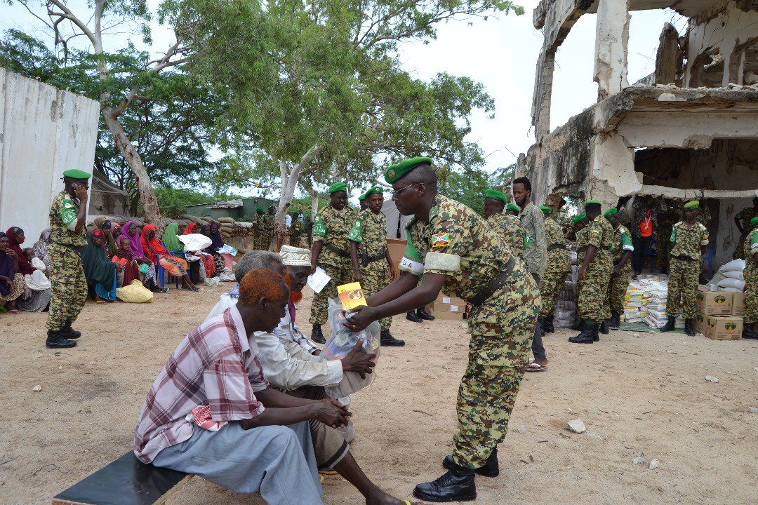Ikiriho's tweet photo. Les militaires du #Burundi de l’ #AMISOM ont donné 6T de vivres aux somaliens vivant autour des positions de Jowhar Air Field, Maslah, Mahaday et l’ancienne Académie Militaire le 13 juin, à deux jours de l’#EïdElFitr "signe éloquent d’une bonne collaboration", selon @MdnacBi https://t.co/HYlciSzedK