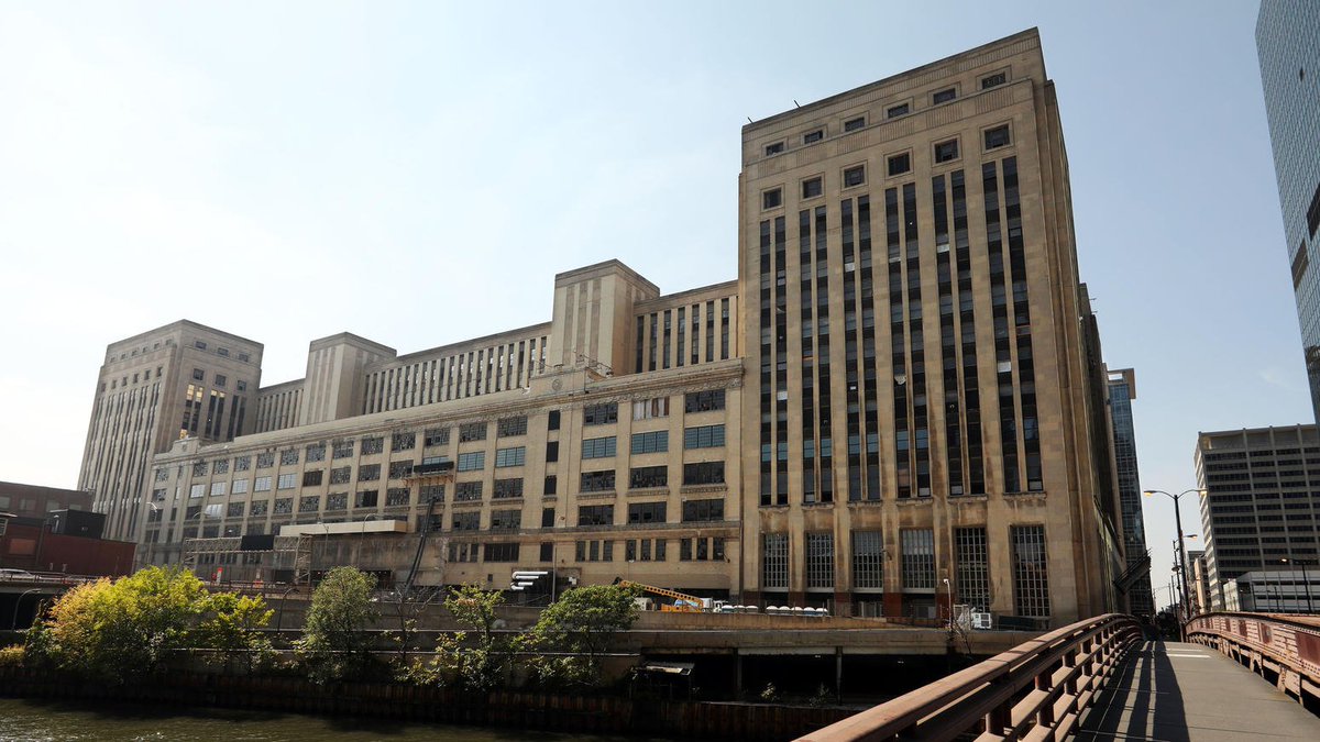 chicagotribune's tweet photo. Walgreens plans to relocate 1,800 employees to Chicago’s former main post office, including 1,300 workers from its north suburban headquarters https://t.co/l4hJ4m1jz1 https://t.co/DwtXSgnNS4