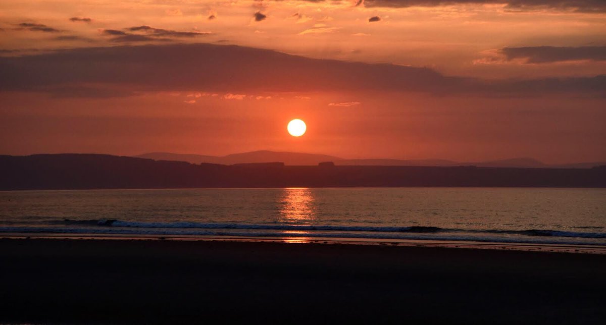 Xplore_Scotland's tweet photo. Sunset on Nairn Beach 🏖🌚🌝 IG 📸 james_foster1987 

#scotland #scotlandsbeauty #scotlandtrip #scotlandlover #lovescotland #uk #uk_photooftheday #europetrip #europe #sunrise #sunset #travel #travelblogger #travelling #photography #photooftheday #gopro #bbscotlandpics #scotspirit https://t.co/YTa8A2ojD3