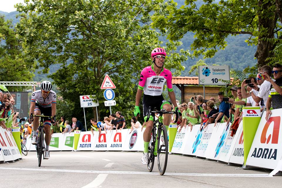 PelotonMag's tweet photo. #TourdeSuisse Nairo Quintana s'impose en solitaire ! Il revient a 17" de Porte au général.
#RDO2018 Victoire au sprint de Clément Venturini devant Bouhanni qui reste leader.
#DDHH18 Victoire en solitaire et en costaud de Kris Neilands !
#TourofSlovenia Uran fait coup double. https://t.co/vHPNMSrLti