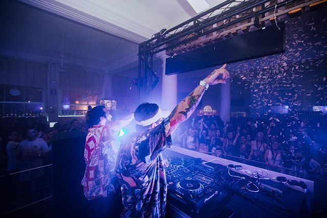 Lo de ayer nos deja sin palabras❤️ Muchas gracias a todos por bailar con nosotros en un sitio tan especial, tan emblemático como es nuestro @elbalneario de Málaga😍 Brutal tarde <a href="/ronbrugal_es/">Ron Brugal España</a> <a href="/ed_is_dead/">Ed is dead</a> 🙌🌴 INFINITO #MAMBOW .
🔥
🔥
#mambowbylescastizos #weback #mambow #lesc…