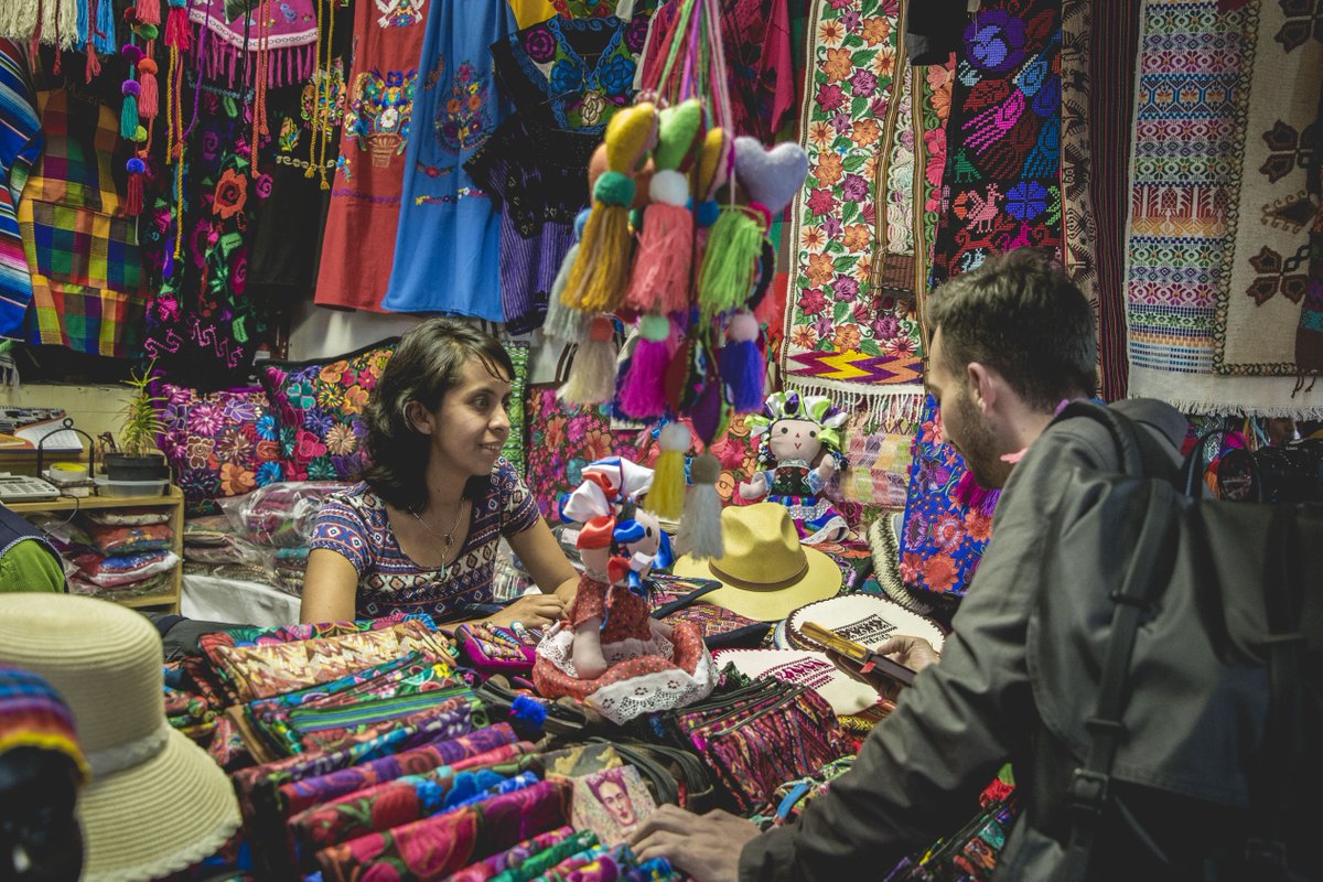 LufthansaLatina's tweet photo. Karen quiso recorrer el Mercado de Coyoacán como un verdadero mexicano. Para eso le dijeron que debía preguntar ¿cuánto es lo menos? El resultado fue excelente, el protagonista de #CheckInMoscow consiguió precios buenísimos en productos autóctonos. 💪 https://t.co/380ZQeabnC