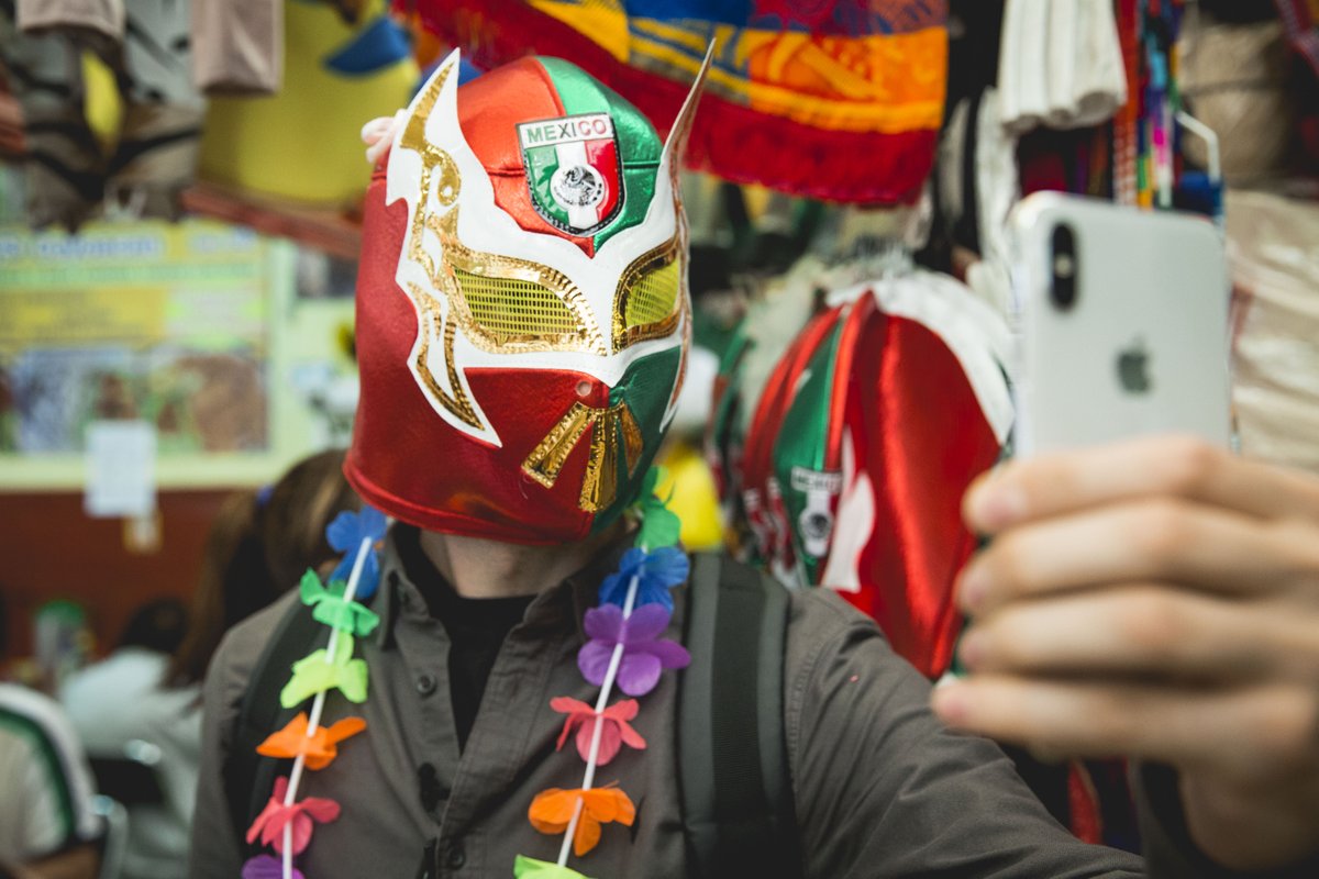 LufthansaLatina's tweet photo. Karen quiso recorrer el Mercado de Coyoacán como un verdadero mexicano. Para eso le dijeron que debía preguntar ¿cuánto es lo menos? El resultado fue excelente, el protagonista de #CheckInMoscow consiguió precios buenísimos en productos autóctonos. 💪 https://t.co/380ZQeabnC