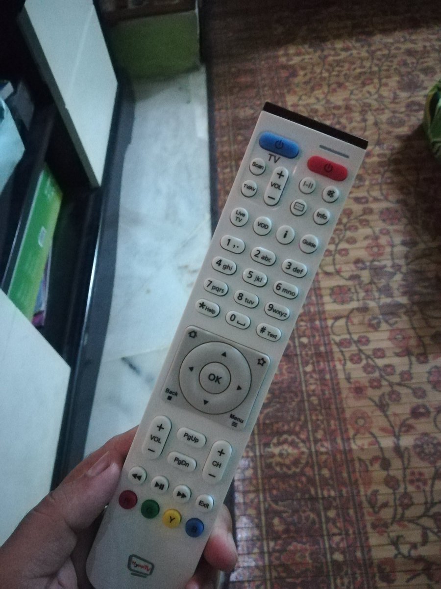 _aimranhakim's tweet photo. @nur_hilmi96 @unifi Serius eh sama remote kau mcm ni gak ke ?? https://t.co/0AW56RAySw