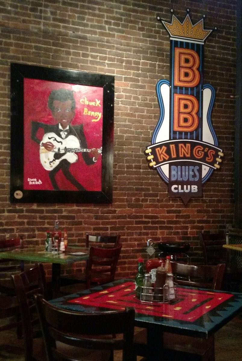 RoundupWeekend's tweet image. B.B. Kings offers half priced Nachos at lunch.  Love has officially been put on a plate. #GoodLawd