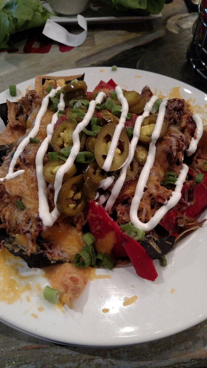 RoundupWeekend's tweet image. B.B. Kings offers half priced Nachos at lunch.  Love has officially been put on a plate. #GoodLawd