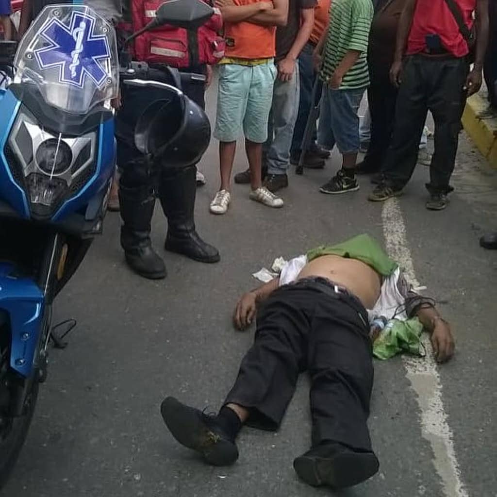reporte_merida's tweet photo. El ciudadano Fernando Moreno, de 54 años de edad, falleció la tarde de este jueves al caer al pavimento de un camión usado como transporte, conocido como “perrera”, en La Yaguara, urbanización El Junquito, #Caracas #15Jun https://t.co/QgtAEFKoWG