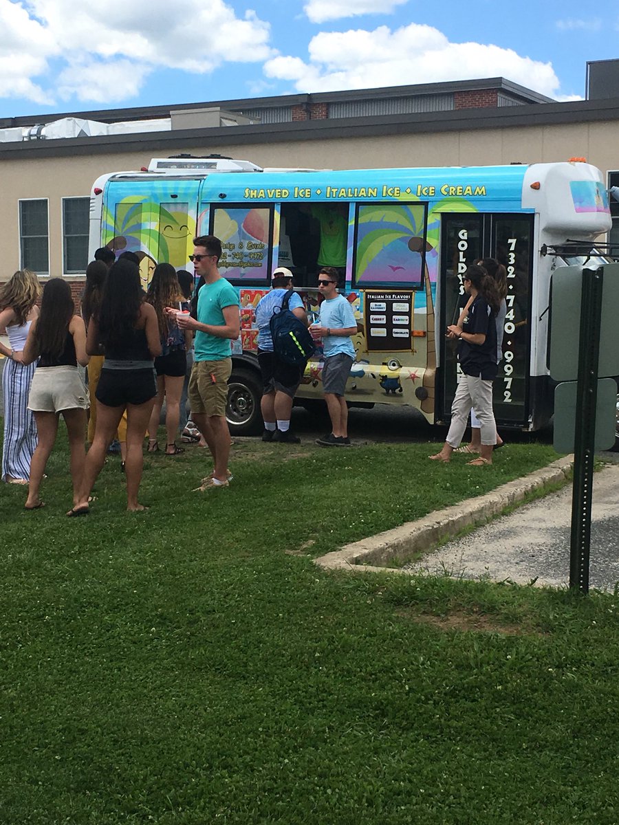 MsParibello's tweet photo. Beautiful day for the senior picnic!! #greasetrucks #ruhungry #icecreamtruck @FBHS18 https://t.co/BNxTrHabML
