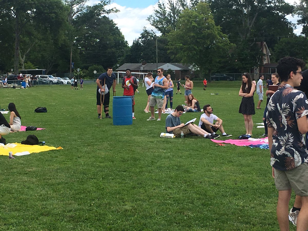 MsParibello's tweet photo. Beautiful day for the senior picnic!! #greasetrucks #ruhungry #icecreamtruck @FBHS18 https://t.co/BNxTrHabML