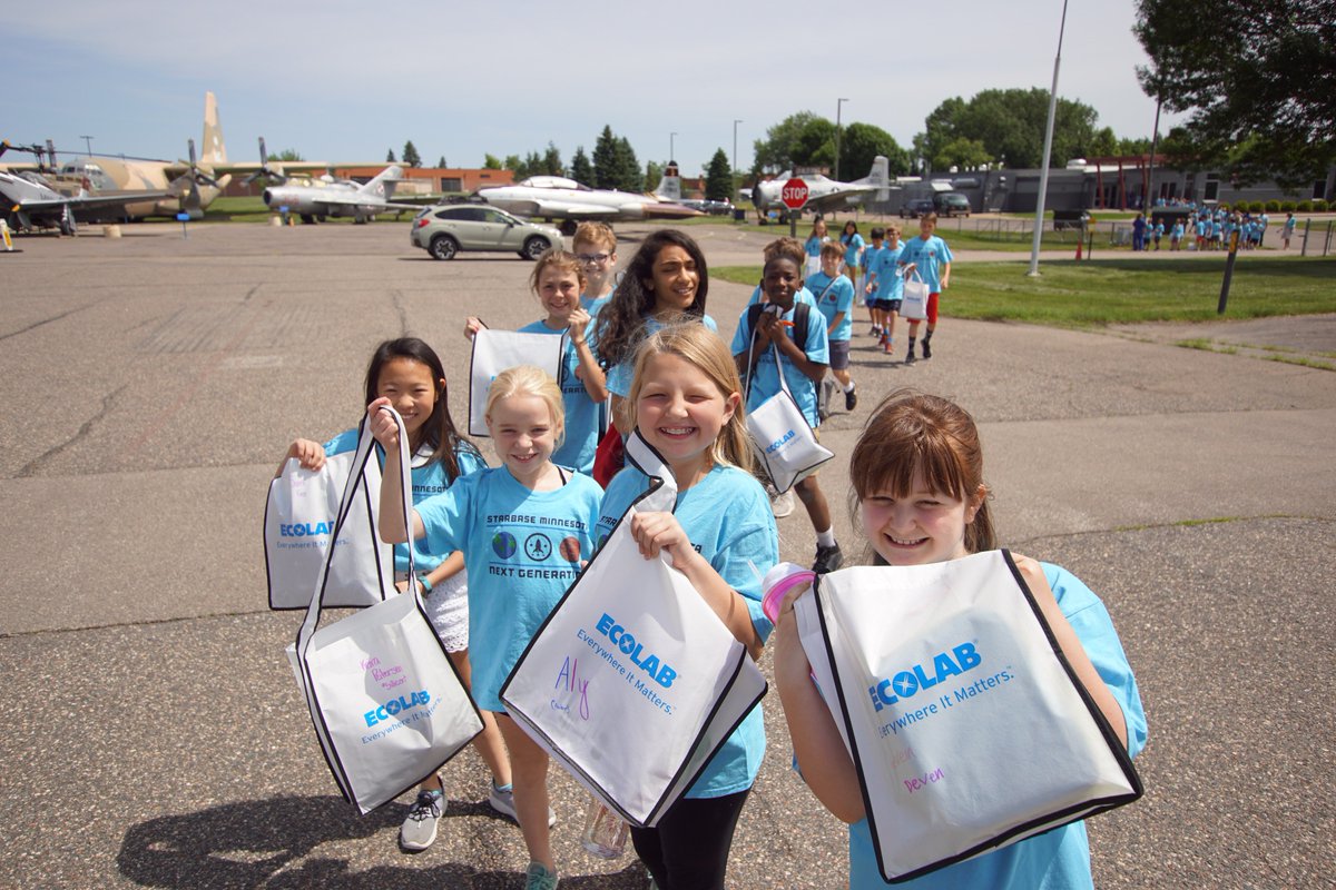 EcolabFdn's tweet photo. Hoping we have some future Ecolab employees pictured here with messenger bags donated to @StarbaseCo Minnesota as they wrapped up their school-year program.

We are love the work that @StarbaseCo does to encourage kids to consider STEM career-paths! #EcolabTeam #ECLgives #STEM https://t.co/kVQSGWCsvP