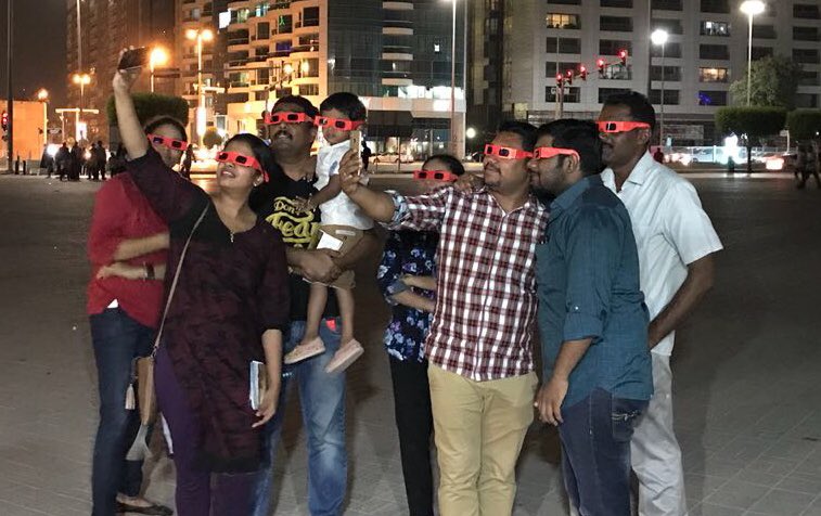 Eid Mubarak! Heute Nacht regnete es Herzen vom Himmel für die 200.000 Feiernden in Dubai und Abu Dhabi, die die Eid-Feuerwerke durch unsere speziellen #LoveVienna-Brillen betrachteten. #ViennaNow