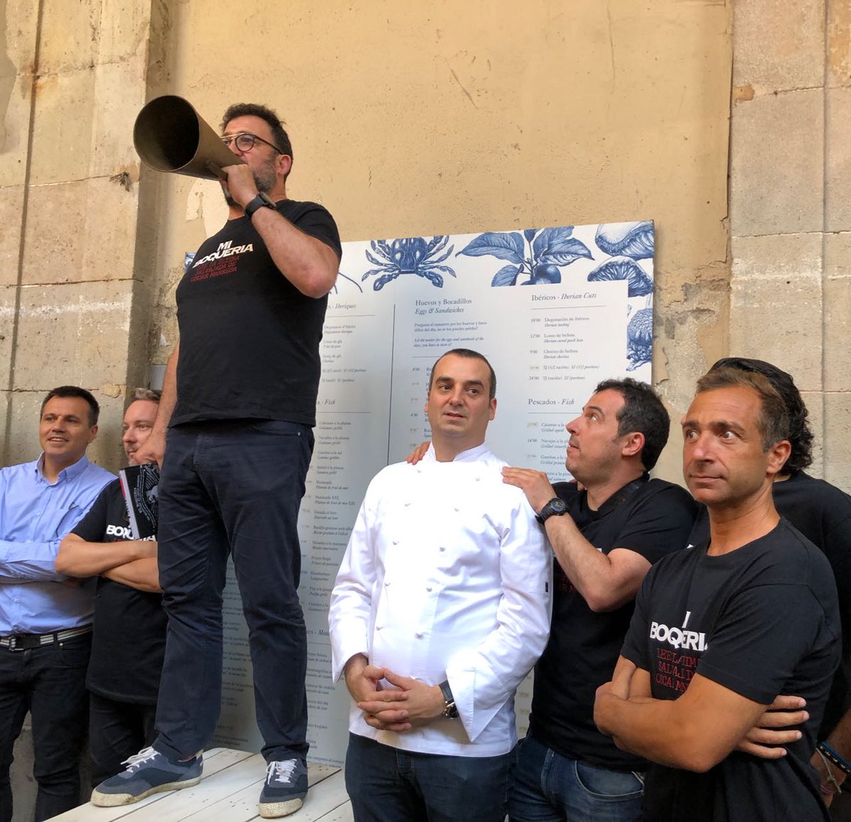 DistriAvinova's tweet photo. Presentació del llibre MI BOQUERIA d’Oscar Manresa amb pròleg de l’Albert Adrià. El recomanem! Històries, paradistes, receptes i molt més amb un toc canalla! #miboqueria #oscarmanresa #albertadria #mercatdelaboqueria https://t.co/gTegb9j1tZ