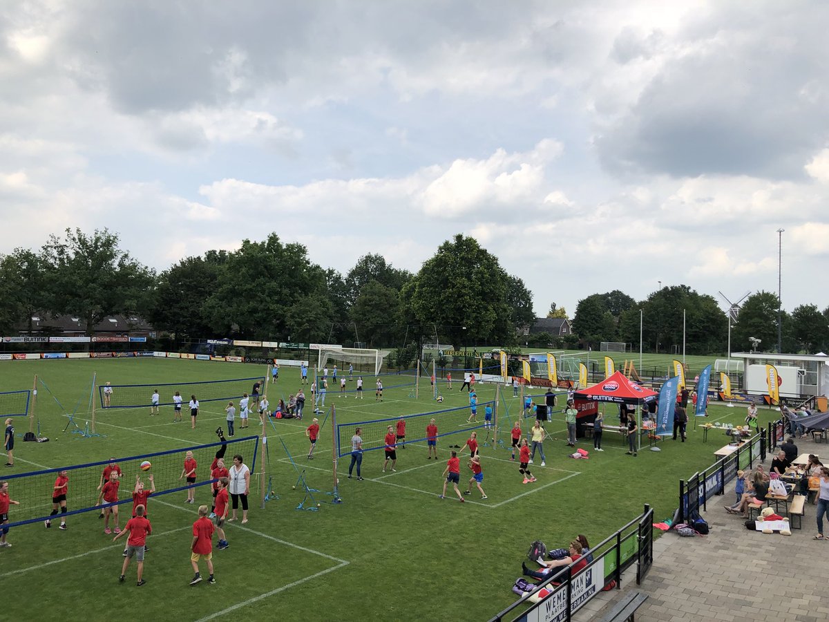 Mooie start van <a href="/Vierhofsteden/">Vierhofsteden</a> met het Schoolvolleybaltoernooi, 100 basisschoolleerlingen spelen fanatieke wedstrijdjes op gras! <a href="/gemeente_Voorst/">Gemeente Voorst</a> <a href="/VoorstActief/">Voorst Actief</a> #buurtsportcoach