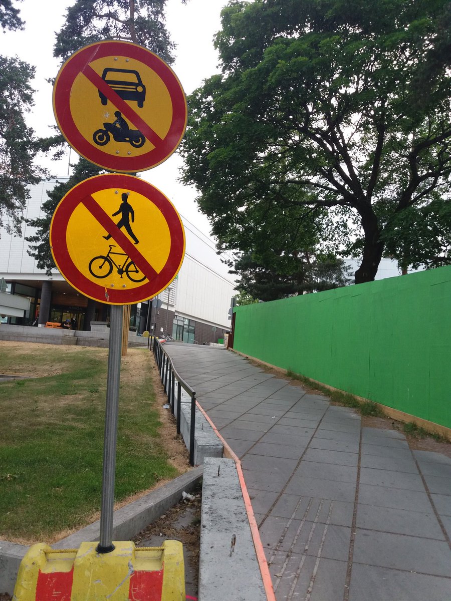 JoonTiina's tweet photo. Pyöräilen päivittäin #espoo #tapiola'ssa,mutta nyt on kyllä haastavaa löytää mitään reittiä,josta voisi pyöräillä.Tapiolassa on paljon pyöräilijöitä ja kesä on parhaimmillaan.Selvät reitit ja opastukset näkyville ja pyöräilijät myös huomioitava! https://t.co/WlVK5zMrPF