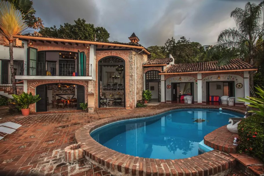 ApplegateREPV's tweet image. Casa Carmelina is a private Mexican colonial style house with ocean view in Conchas Chinas. 4 Bedrooms, 4.5 Bathrooms, all rooms open onto the large terrace where the pool is located. #LuxuryVillas #VacationHouse #PuertoVallarta #RealEstate