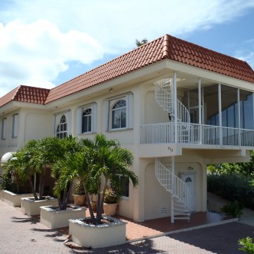 Happy Friday from Gulf Point! This 4 bedroom 2 bathroom waterfront home with private rooftop pool COULD be your vacation destiny for the week! To check out more of it's luxury amenities and sweet recreational spots, see here ---->  bit.ly/2JOezWx