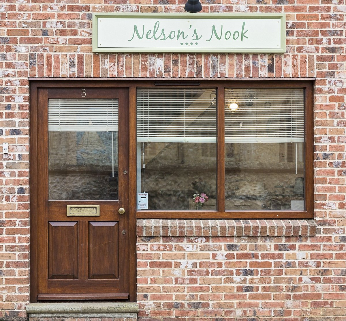 NelsonBurnhamMk's tweet photo. We have boutique rooms, fresh food and cold drinks and even a self catering private Nook, all ready and waiting...all we need is you! https://t.co/01ikbPhRYa https://t.co/tRgNY9Jrhm