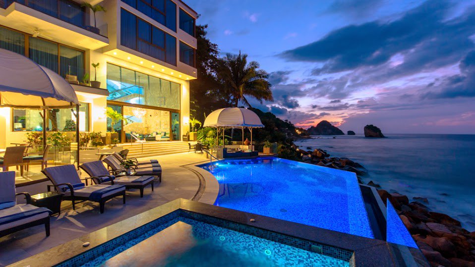 ApplegateREPV's tweet image. Casa Demae II, Spectacular luxury oceanfront villa located in an exclusive gated community along the south shore. 5 very private bedrooms overlooking the bay and the famous “Los Arcos” water natural park. #PuertoVallarta #Mexico #RealEstate #LuxuryVillas