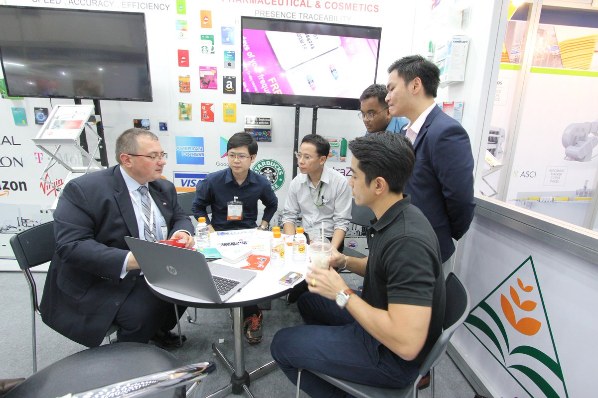 PackSmartCA's tweet photo. Day 2 at #ProPak2018. It was a true pleasure hosting packaging industry veteran in our booth Prof. Pierre Pienaar, President of World Packaging Organisation &amp; Mr. Chakravarthi AVPS, Ambassador who had an opportunity to review latest #innovations at our booth. @OES_ProPak @pr_CP https://t.co/mpzMVoOPMQ