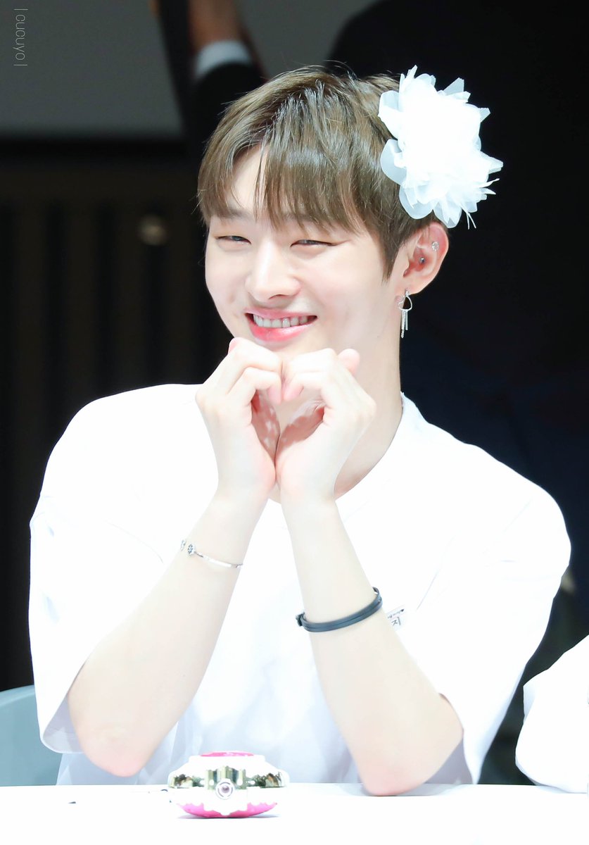 Cucuyowa's tweet photo. 너무 소중한 날이되었고 한없이 빛나는 사람이라서 무대위에서도 마음껏 빛나기를 바랬는데 그래줘서 너무 고맙고 항상 빛날 수 있도록 지켜줄께 소중한 사람아.  매순간 따뜻한 마음을 표현해줘서 그냥 고마워.  지성아, 매일을 더 사랑할께❣

#윤지성 #윤지성_사랑해 https://t.co/wOsyZa4xLj