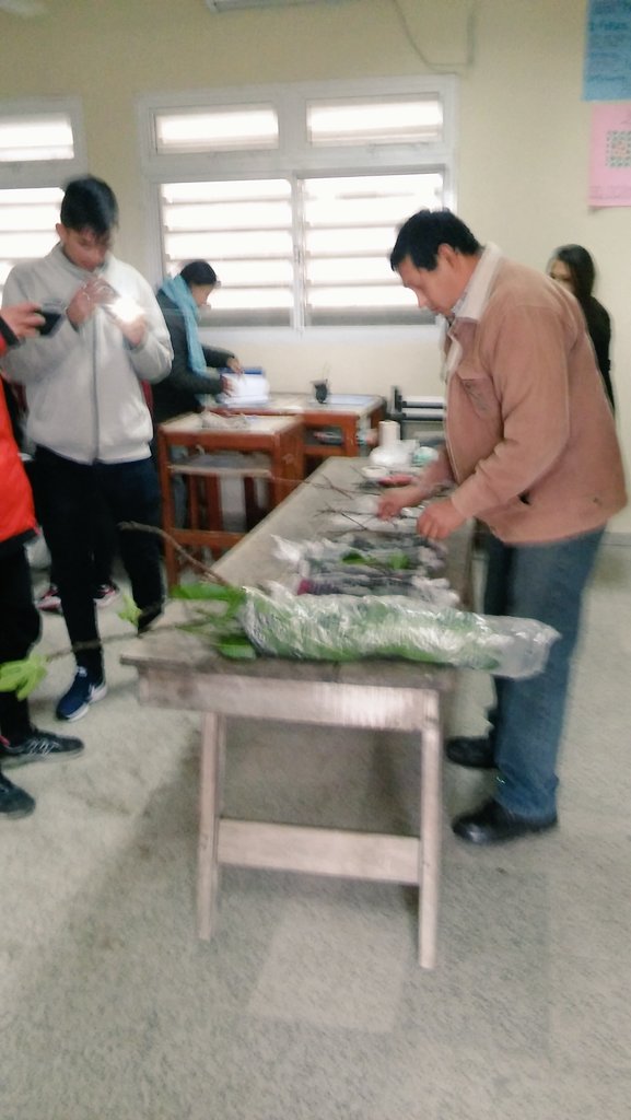 AF_INTA_CTES's tweet photo. En el Colegio Secundario de El Sombrero (Corrientes), charla para estudiantes sobre #injertos en #frutales. A pesar del frío, gran interés y ganas de practicar de los jóvenes!!! @Prohuerta https://t.co/wMY08wIDYZ