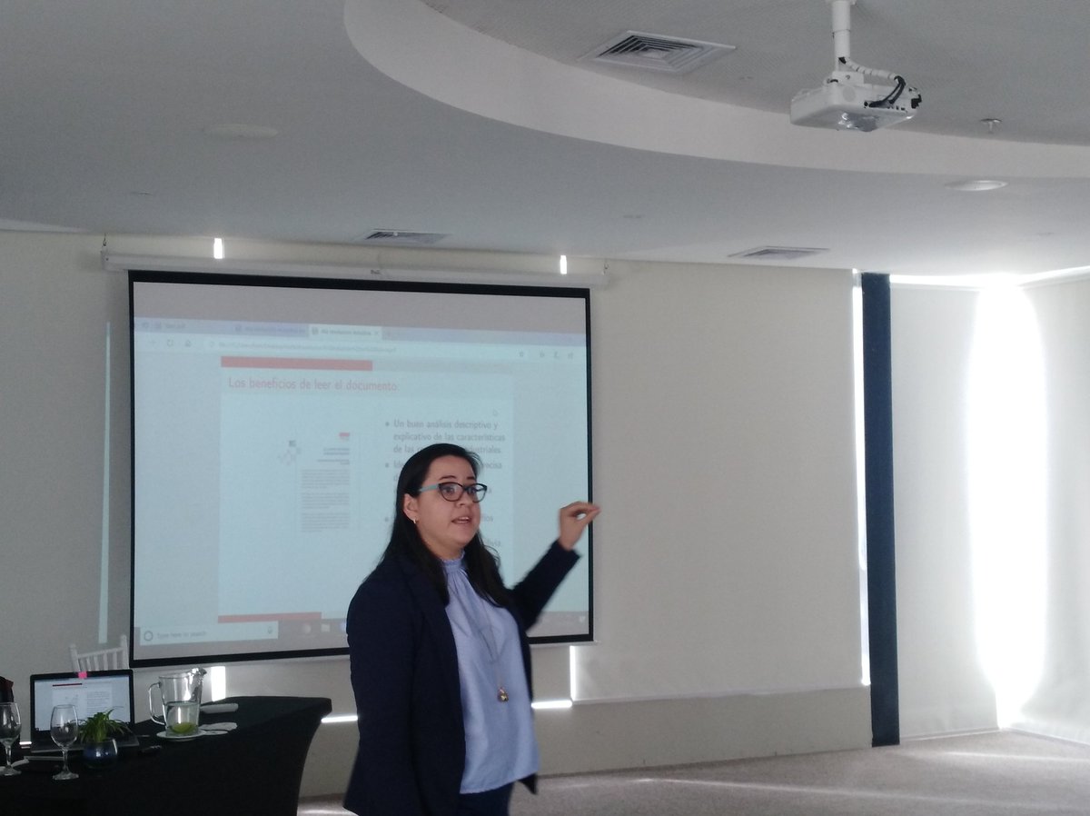 dani_el_agra's tweet photo. Lilian a Serrate: "Somos consumidores de tecnología y la brecha es cada vez creciente" #SantaCruzInnova https://t.co/7HCSOhw0T5