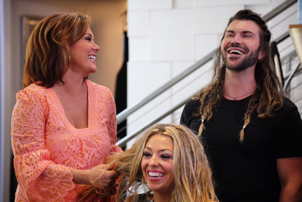 MarshallHatley's tweet photo. Another fun flashback to last Sundayโs DCC makeover day with @kellifinglass and @victoriaakalina omg we had so much fun! #dcc #dallascowboyscheerleaders #dallascowboyscheerleadersmakingtheteam #makeoverday #cmt @tangerinesalons #avedacolor #hair @DCCheerleaders https://t.co/l9WSGCzbd9