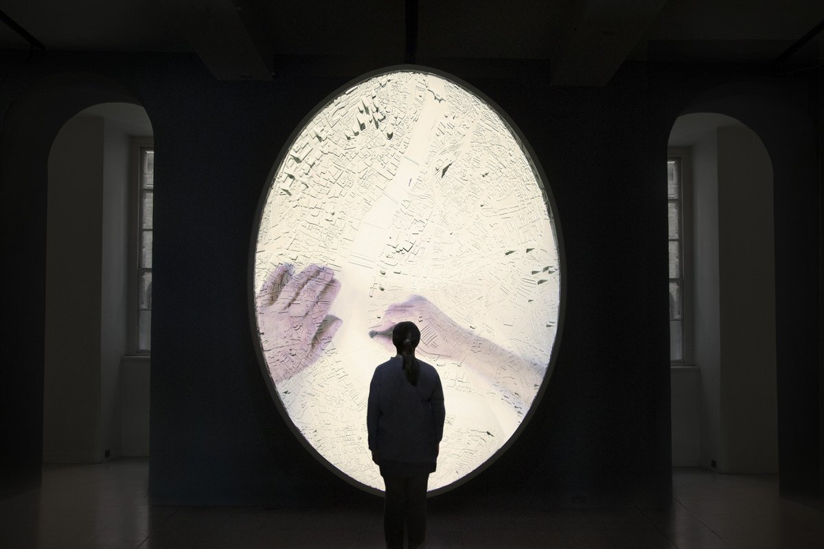 NEW WORK: ES DEVLIN 'MASK' // A new projection-mapped sculptural work made specifically for Somerset House and Photo London, with spatial sound design by res.lab // res-lab.io/#/mask 

#sounddesign #installation #projectionmapping #photolondon #sculpture