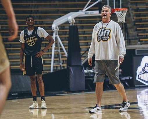 BigTenNetwork's tweet image. Matt Painter represents late @IowaHoops star Chris Street with a #Forever40 shirt at practice. 

📷: @BoilerBall
