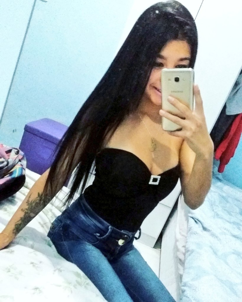 filhadedeus____'s tweet photo. Que eu faço tudo por ela, entre becos e vielas eu me arrisco eu vou pra pista só por causa dela 🎵💭 https://t.co/Yx4tjleUMe