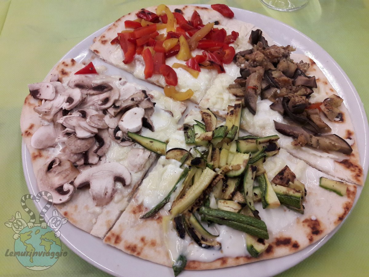 Avete mai mangiato una crostipiada? Come dice la parola stessa è un mix tra crostino e piada 😋😋😋
#romagna #food #piadina #InEmiliaRomagna <a href="/ERTourism/">inEmiliaRomagna</a> <a href="/DiscoverRomagna/">Discover Romagna</a> <a href="/RomagnaaTavola/">Romagna a Tavola</a>