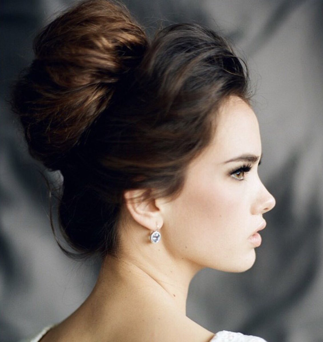 vibrastrait's tweet photo. Updo hair inspo by @hairmakeupsteph 👌 https://t.co/5Q68pVSUmo