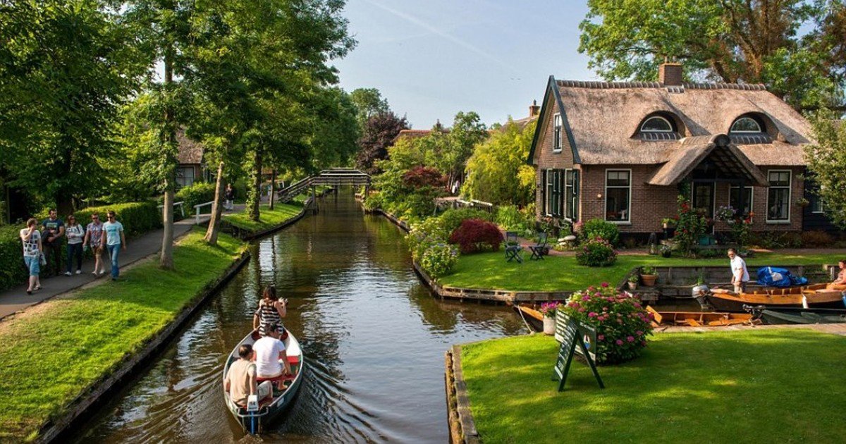 The dutch village of Giethoorn has no roads. It's buildings are connected by a series of canals and footbridges. #beautiful #simplicity