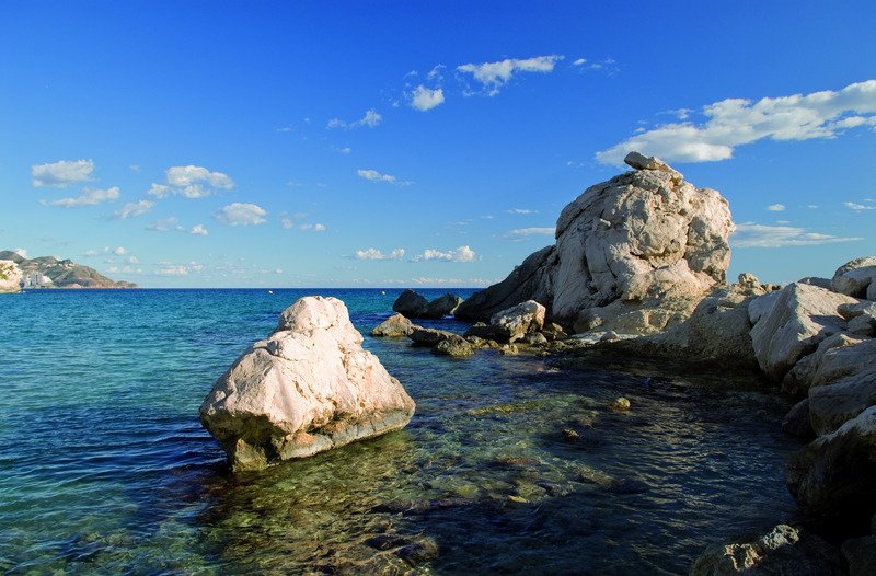 c_valenciana's tweet photo. La Costa Blanca cuenta con más de 170 playas y calas donde disfrutar de más de 300 días de sol al año #MediterráneoEnVivo.@costablancaorg https://t.co/LbDweHJKIX