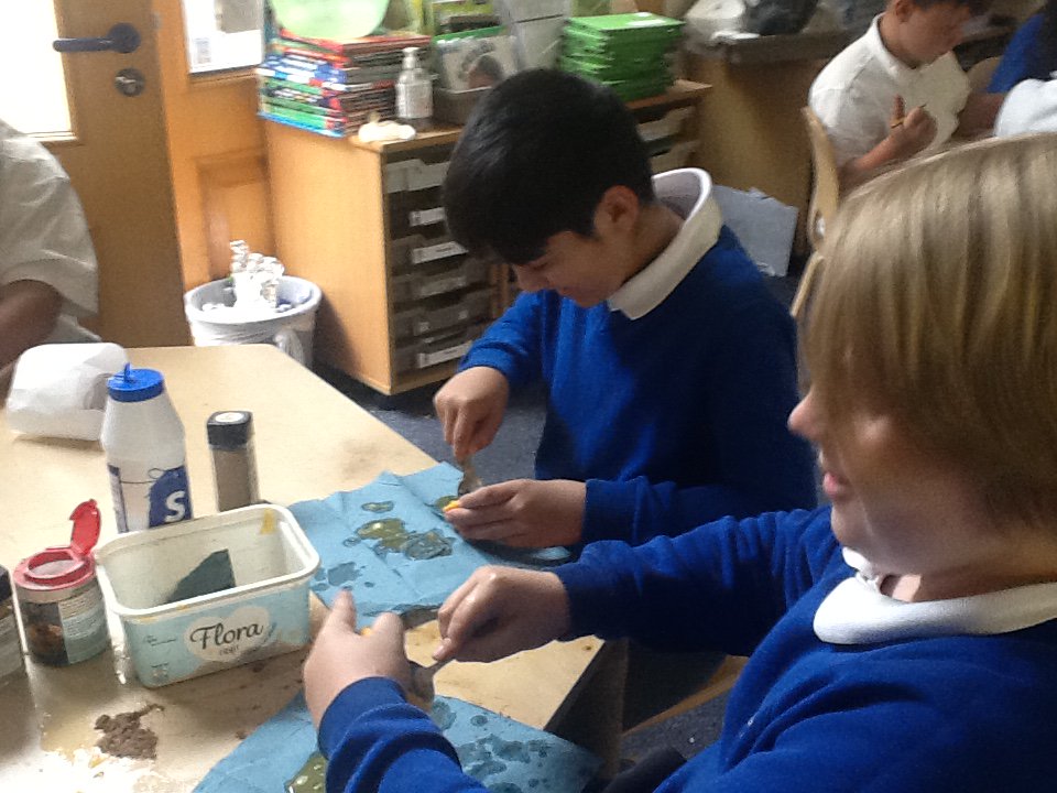 KensingPrimary's tweet photo. 4W mummifying oranges #ancientegyptians #practicalhistory #making memories https://t.co/hZbcNDCbyJ