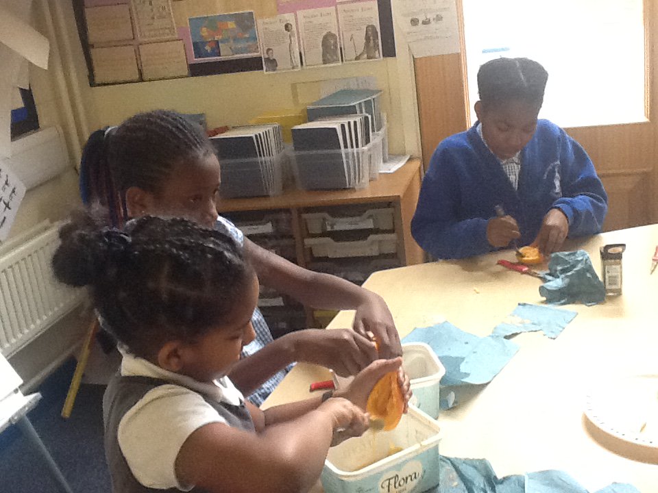 KensingPrimary's tweet photo. 4W mummifying oranges #ancientegyptians #practicalhistory #making memories https://t.co/hZbcNDCbyJ