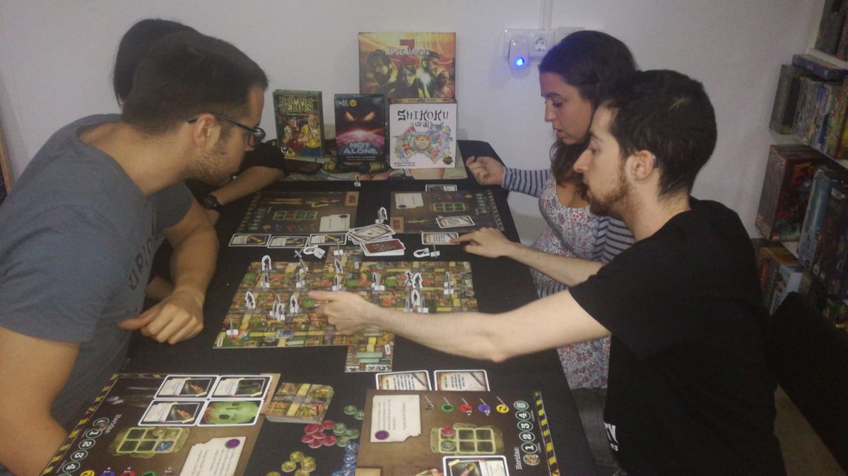 Z_juego's tweet photo. @DungeonMarvels  de aniversario haciendo demos del juego @Z_juego https://t.co/H6GbaH6mgm