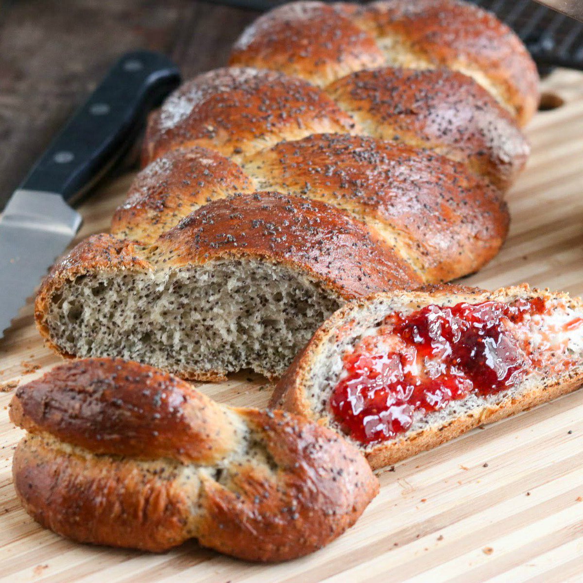 kyleecooks's tweet image. This Crusty Braided Poppy Seed Loaf is EVERYTHING! #bread #baking #loaf #recipe #kyleecooks bit.ly/2wkerGK