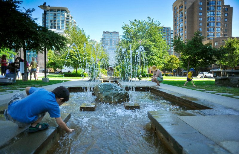 ParkBoard's tweet photo. The fountain at Emery Barnes Park in Yaletown is up & running after repair of a broken water main. And for those who like to get a little wet, our spray parks will be up & running tomorrow! All now run on timed push buttons to conserve water. #PBSummer https://t.co/ZtmOYzFr1R https://t.co/OU4klFdsZu
